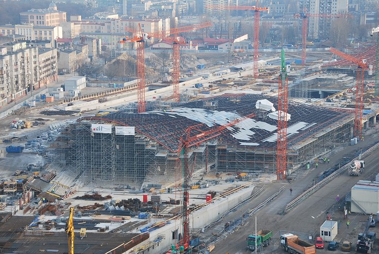 Największą inwestycją dworcową w 2015 r., miała być podziemna Łódź Fabryczna za astronomiczną kwotę 1,76 mld zł. To cena wraz z przebudową całego układu komunikacyjnego pod planowane jeszcze kilka lat temu Koleje Dużych Prędkości, których status dziś nie jest jasny (w 2011 r. został przez PO zawieszony, ale opozycja chce wrócić do projektu). Nie będzie, bo na nową Łódź Fabryczną jeszcze poczekamy - prace opóźnią się co najmniej o pół roku. To jedyny obiekt z naszej galerii, w którym inwestorem jest spółka PKP PLK, a nie PKP-matka.