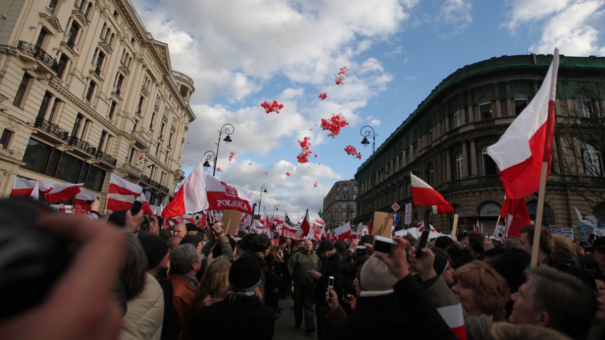 Po południu przed Pałacem Prezydenckim zebrało się - jak szacują służby porządkowe - ok. 7 tys. osób. Ok. godz. 17. 30 w powietrze wypuszczone zostały białe i czerwone balony; każdy z nazwiskiem jednej z 96 ofiar katastrofy smoleńskiej.