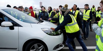 Mężczyzna w żółtej kamizelce grozi eksplozją granatu