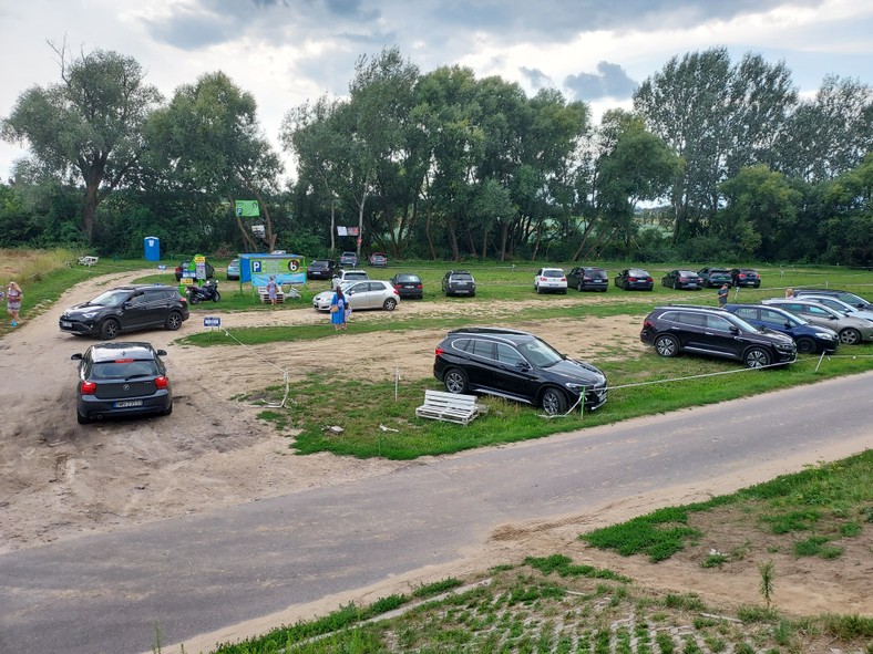 Parking przy ścieżce na plażę w Ciszycy