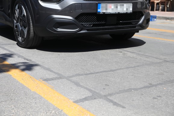 (FOTO) SIGURNO STE IH PRIMETILI Čemu služe crne linije ispred semafora: Mnogi vozači zbog ove greške bespotrebno stoje u gužvi