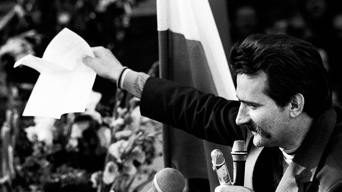Lech Wałęsa na bramie stoczni pokazuje podpisane porozumienie z rządem, Gdańsk, 31 sierpnia 1980 r.