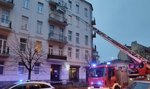 O krok od nieszczęścia. Urwany balkon zawisł nad chodnikiem