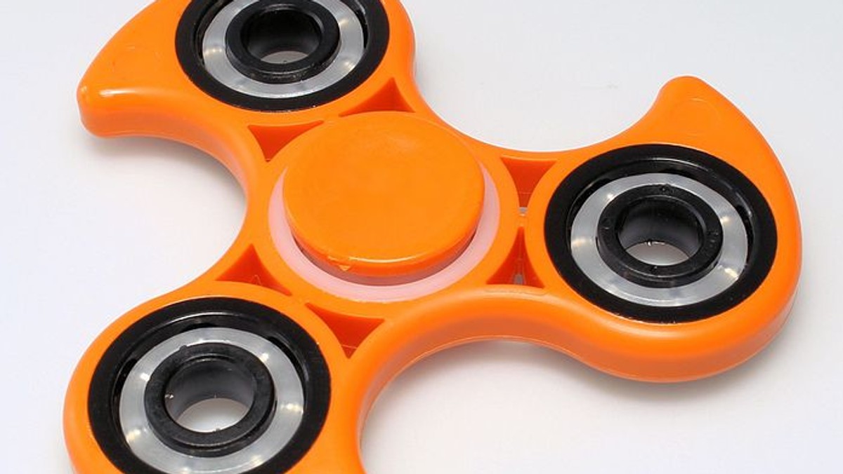 Wielu rodziców usłyszało niedawno od swoich dzieci, że chcą dostać "spinnera" (pełna nazwa używana w USA to "fidget spinner") . Moda na nową zabawkę rozlała się po Stanach Zjednoczonych, a teraz trafiła także do Europy i Polski. Czym jest "spinner" i na czym polega jego sukces? W sprawę zagłębili się reporterzy CNN.