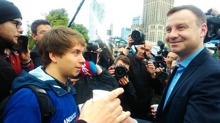 ANDRZEJ DUDA ROZDAWAŁ KAWĘ PRZY STACJI METRA CENTRUM