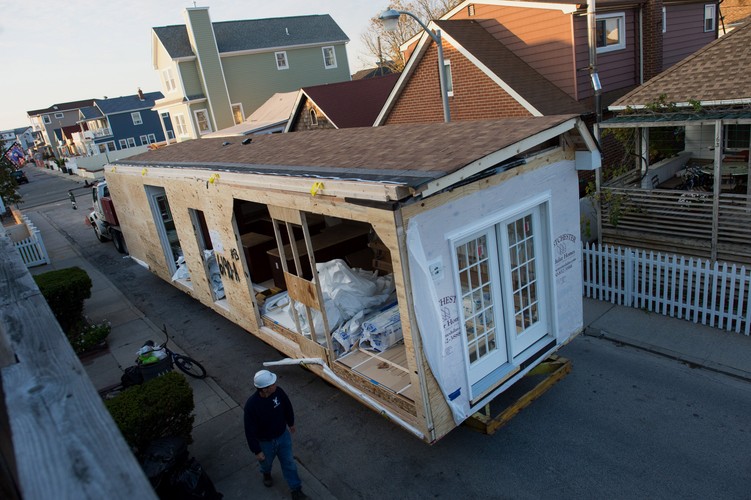 Składanie domów modułowych w miejscu, które wcześniej zostało zniszczone przez huragan Sandy. Long Beach, Nowy Jork, 29.10.2013 (2)