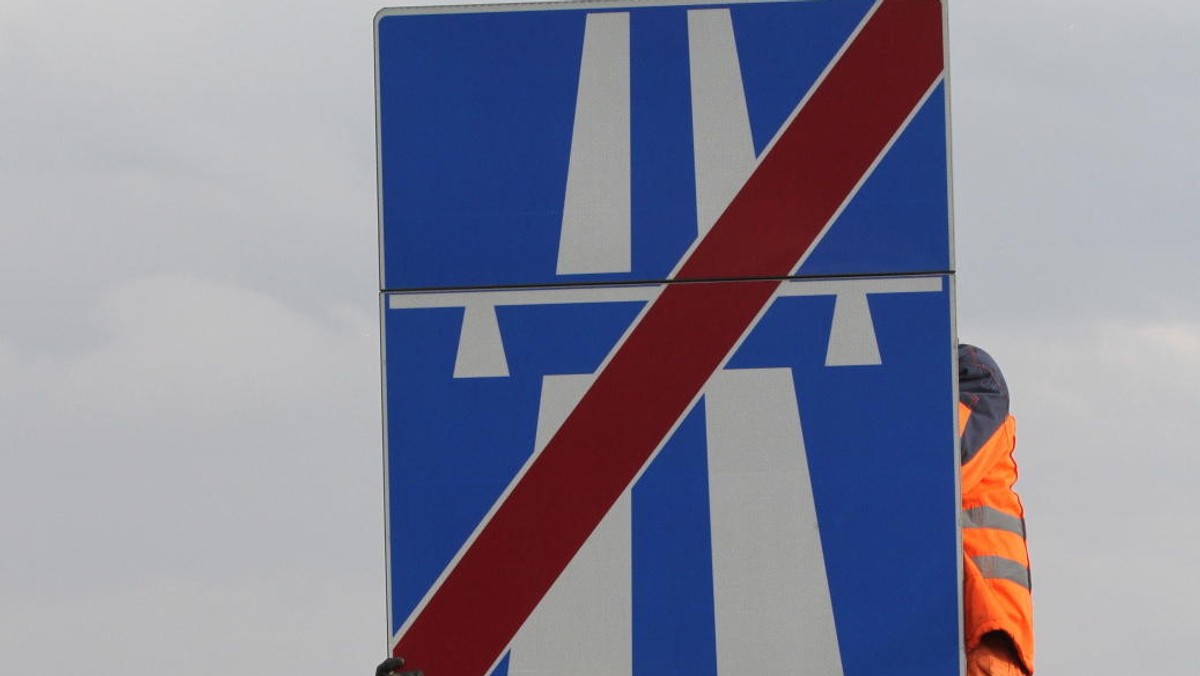 Przygraniczny odcinek autostrady A1 Świerklany-Gorzyczki otwarto w piątek dla pojazdów o dopuszczalnej masie całkowitej do 3,5 t - podała GDDKiA. Przejazd jest możliwy z ok. 10-kilometrowym objazdem nadal budowanego mostu w Mszanie.