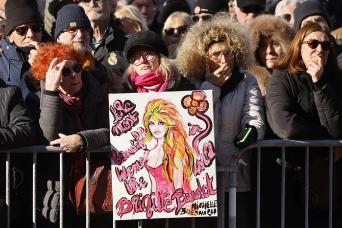 Sahrana Brižit Bardo, Sen Trope prepuhn ljudi