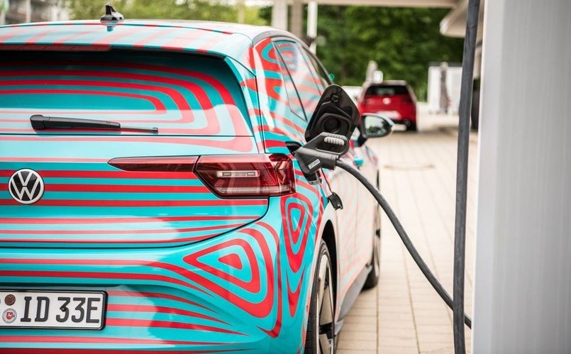 ID.3, czyli pierwszy przedstawiciel elektrycznej rodziny ID stworzonej przez Volkswagena już z podstawowym zestawem litowo-jonowych akumulatorów o pojemności (45 kWh) będzie długodystansowcem i przejedzie 330 km (wg normy WLTP). Wariant 58 kWh zapewni 420 km zasięgu. A model z największym akumulatorem (77 kWh) to imponujące 550 km podróży bez przystanku na ładowanie