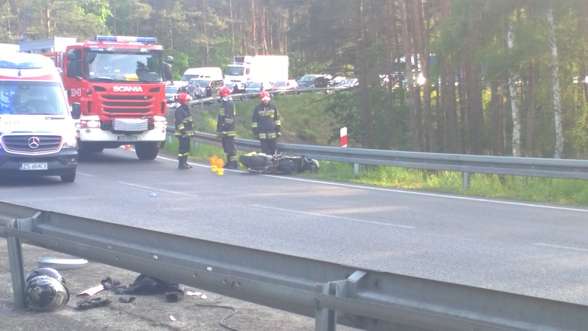 Kilka minut po godzinie 18 doszło do wypadku na drodze S3 między Szczecinem a Goleniowem na wysokości węzła Rzęśnica. Motocyklista wyprzedzając busa, stracił panowanie nad pojazdem i uderzył w barierę energochłonną. Kierowca jest w stanie ciężkim. Pasażerka z ogólnymi obrażeniami trafiła do szpitala.