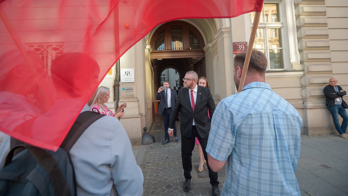 Zaatakowany przez Brauna zabrał głos. "Wyrwał mi mikrofon i zaczął nim tłuc"