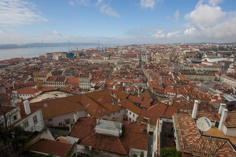 Widok na stolicę Portugalii Lizbonę. Centrum miasta Lizbona z Zamku Sao Jorge. Fot. Bloomberg