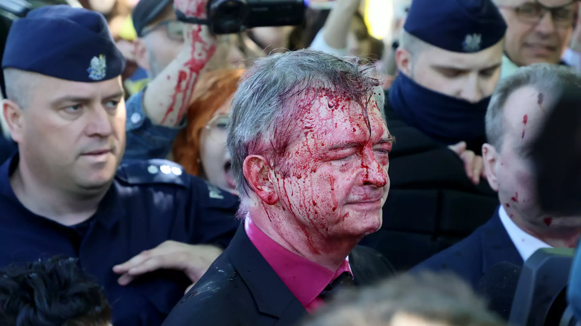 Rosyjski ambasador oblany czerwoną farbą. Delegacja nie złożyła kwiatów