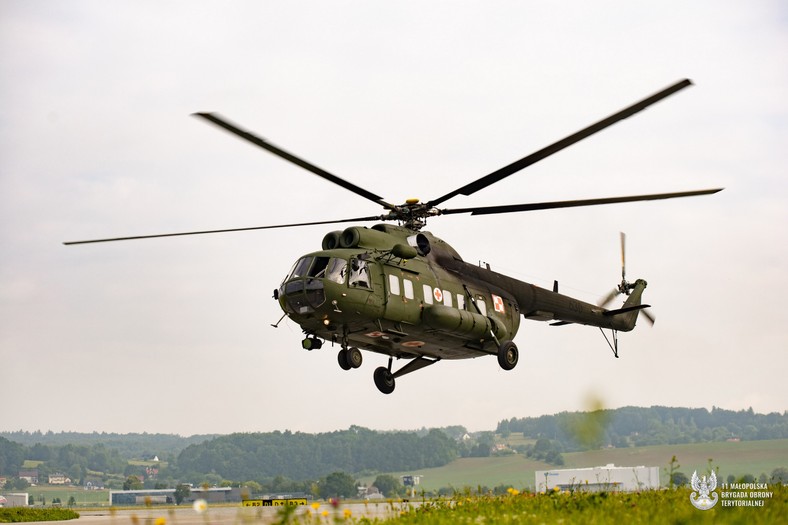 Śmigłowiec Mi-8 z 3 Grupy Poszukiwawczo-Ratowniczej w trakcie ćwiczeń z 8MBOT. Śmigłowiec Mi-17 należy do rodziny zaprojektowanych w latach 70. śmigłowców Mi-8M.