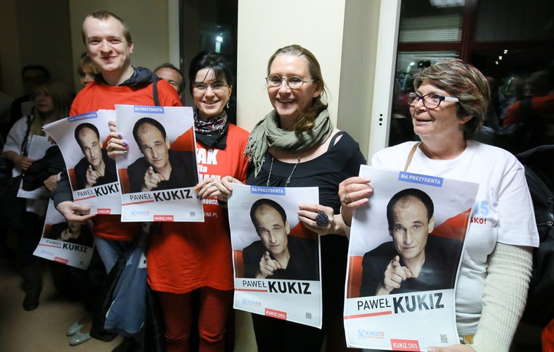 Zwolennicy Pawła Kukiza po debacie prezydenckiej w studiu TVP w Warszawie