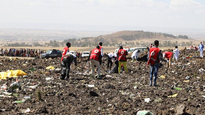 Red Cross officials recover bodies form the scene of the Ethiopian Airlines ET 302 plane crash (Twitter)