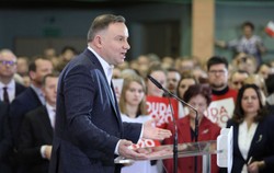 Duda ze spadkiem poparcia. Kidawa-Błońska i Hołownia w górę. SONDAŻ