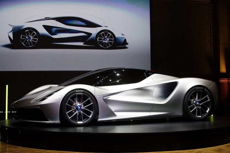 Karoseria Eviji stanowi jednoczęściowy monokok z włókna węglowego i ma bardzo niskie zawieszenie. Odległość pomiędzy jezdnią a podwoziem wynosi zaledwie 105 mm (4 cale). Evija wyposażona jest w elektryczny układ napędowy opracowany przez Williams Advanced Engineering, firmę znaną z sukcesów w sportach motorowych - w Formule 1 i Formule E.  Zespół akumulatorów zamontowany jest w centralnej części auta za dwoma fotelami wyścigowymi. Samochód waży zaledwie 3703 funty, czyli około 1680 kg.