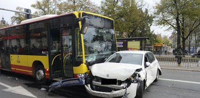 Autobus miażdżył osobówki we Wrocławiu! Są ranni!