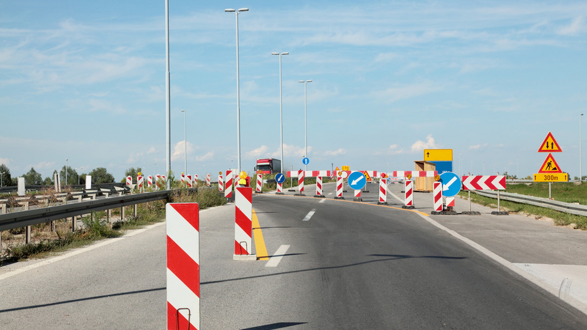 W powiecie włocławskim rozpoczęto przebudowę dwóch ważnych dróg. Jedna łączy włocławską tamę z mostem stalowym na Wiśle. Druga prowadzi z Wieńca do Osięcin.