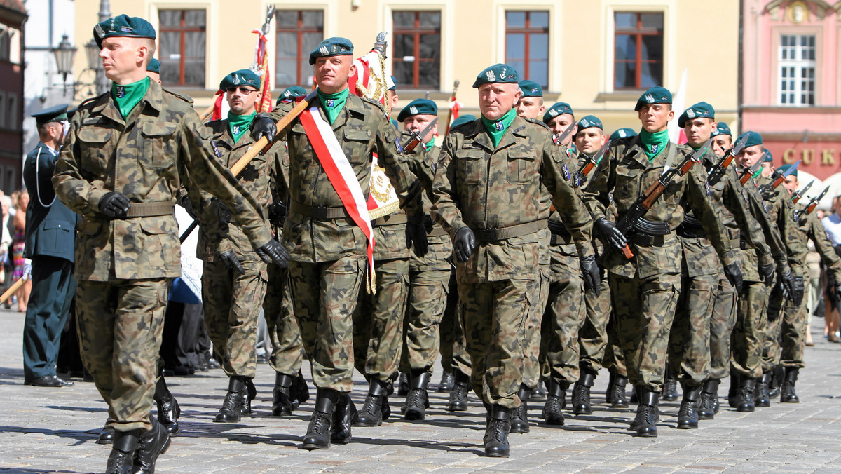 W wojsku brakuje ponad 2000 szeregowych. Etaty dostaną żołnierze z Narodowych Sił Rezerwowych, a telewizyjne reklamy mają pomóc znaleźć ich następców - stwierdza "Dziennik Polski". Jak wylicza gazeta, w armii brakuje ponad 2 tys. szeregowych - służy ich 38 tys., a powinno ok. 40 tys.