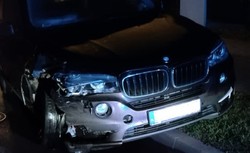 Pijana kobieta rozbiła BMW. Samochód bez pytania szybko wezwał policję