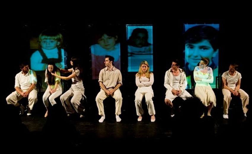 Scena iz predstave “Hipermnezija”, a među glumcima i Alban Ukaj posle osam godina na sceni sa koje je ponikao