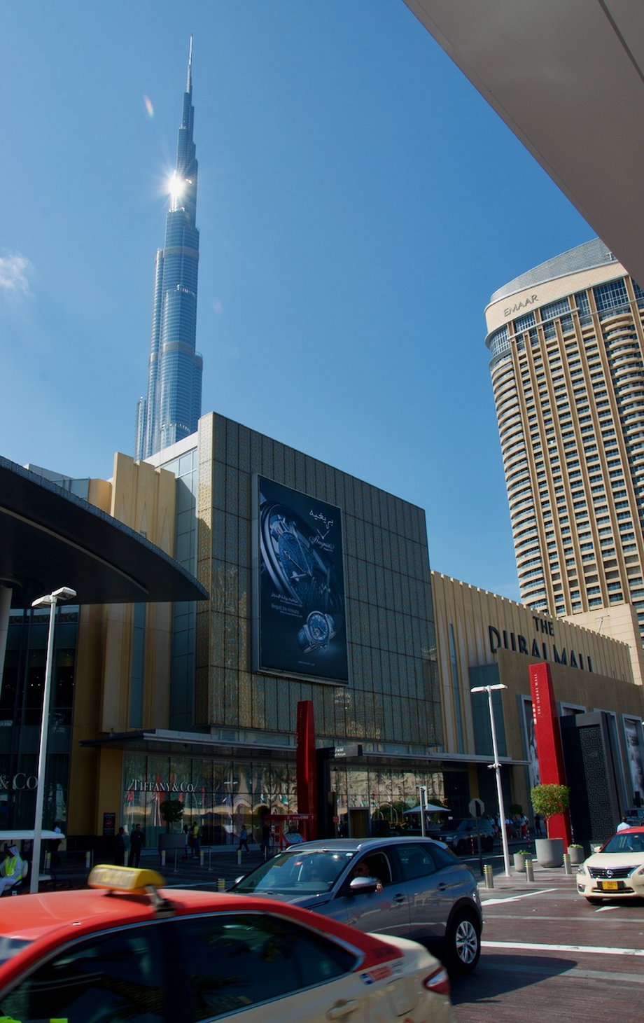 Burj Khalifa połączona jest z największym centrum handlowym świata - The Dubai Mall