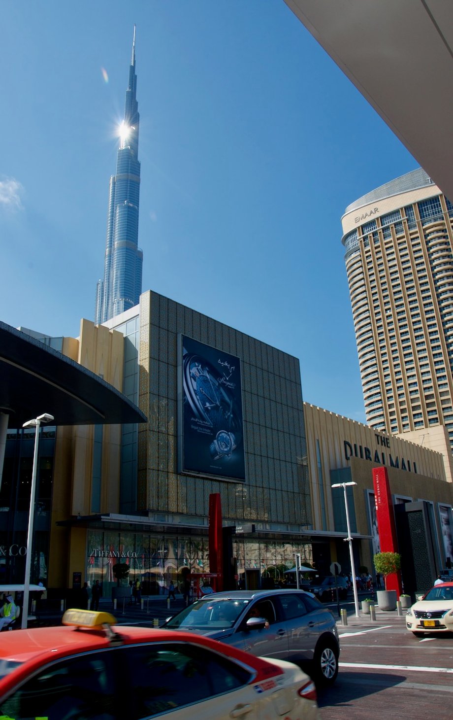 Burj Khalifa połączona jest z największym centrum handlowym świata - The Dubai Mall