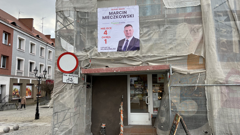 Jeden z banerów wyborczych przy rynku w Łomży