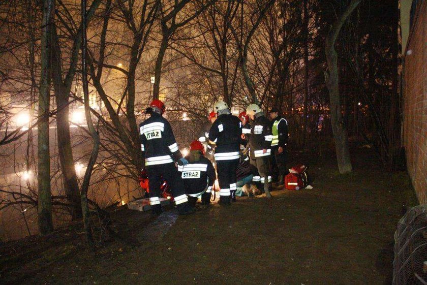 Mężczyzna wskoczył do rzeki. Strażacy go uratowali