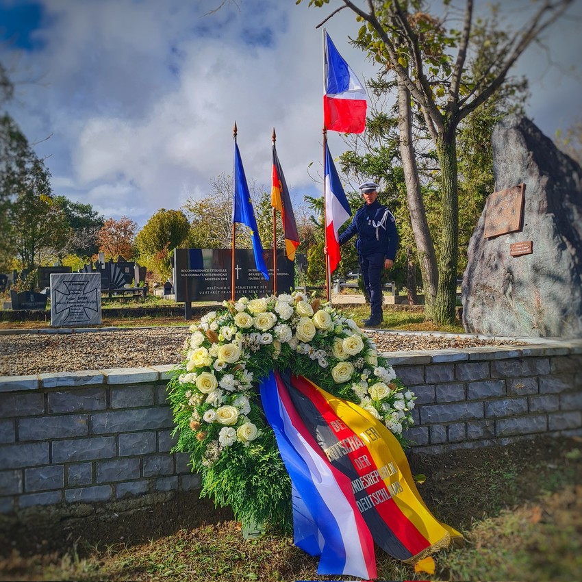 Francuska i nemačka ambasada pokušale su da opravdaju pomeranje spomen ploče u Prištini