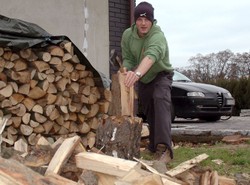 Złapał kontuzję niosąc drewno do kominka