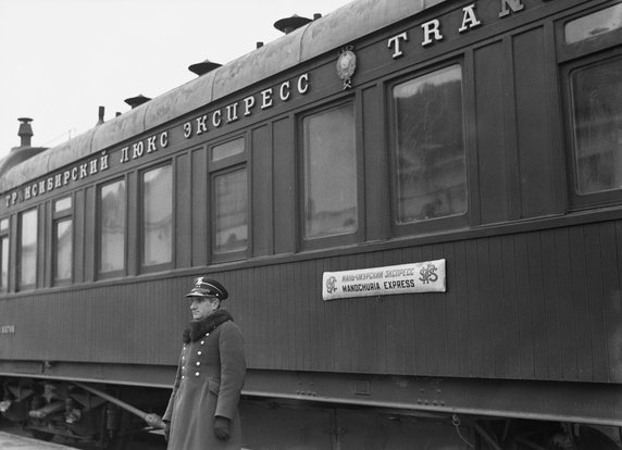 Na koniec - polski oficer na tle wspominanego już ekspresu mandżurskiego (1934, CC0 1.0 Universal (CC0 1.0) Przekazanie do Domeny Publicznej).