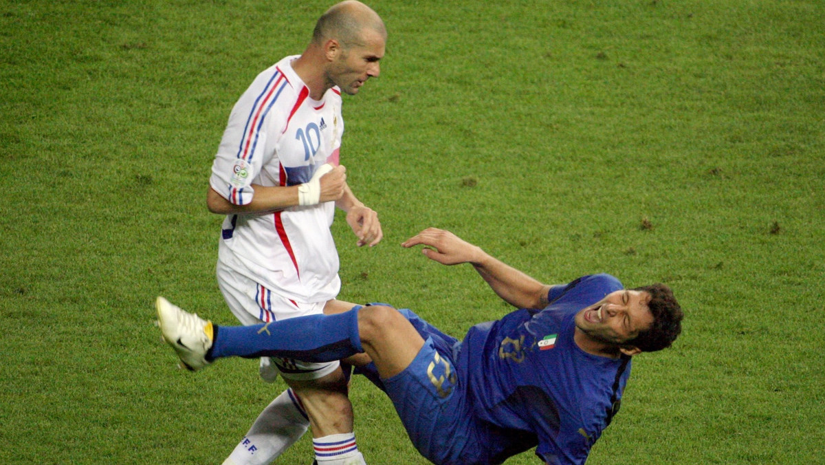 Magazyn "France Football" zapytał swoich czytelników, których piłkarzy nie lubią najbardziej. Wynik głosowania nie był wielkim zaskoczeniem: na pierwszym miejscu uplasował się były obrońca reprezentacji Włoch Marco Materazzi, który w finale mistrzostw świata w 2006 roku sprowokował Zinedine'a Zidane'a i najważniejszy gracz Trójkolorowych wyleciał z boiska za czerwoną kartkę.