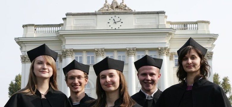 Papierowy indeks ciągle wygrywa z elektronicznym