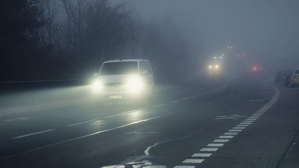 Denné prevádzkové svetlá v SR slúžia len na jazdu za jasného dňa. V hmle alebo daždi totiž auto s denným svietením zostáva zozadu takmer neviditeľné. 