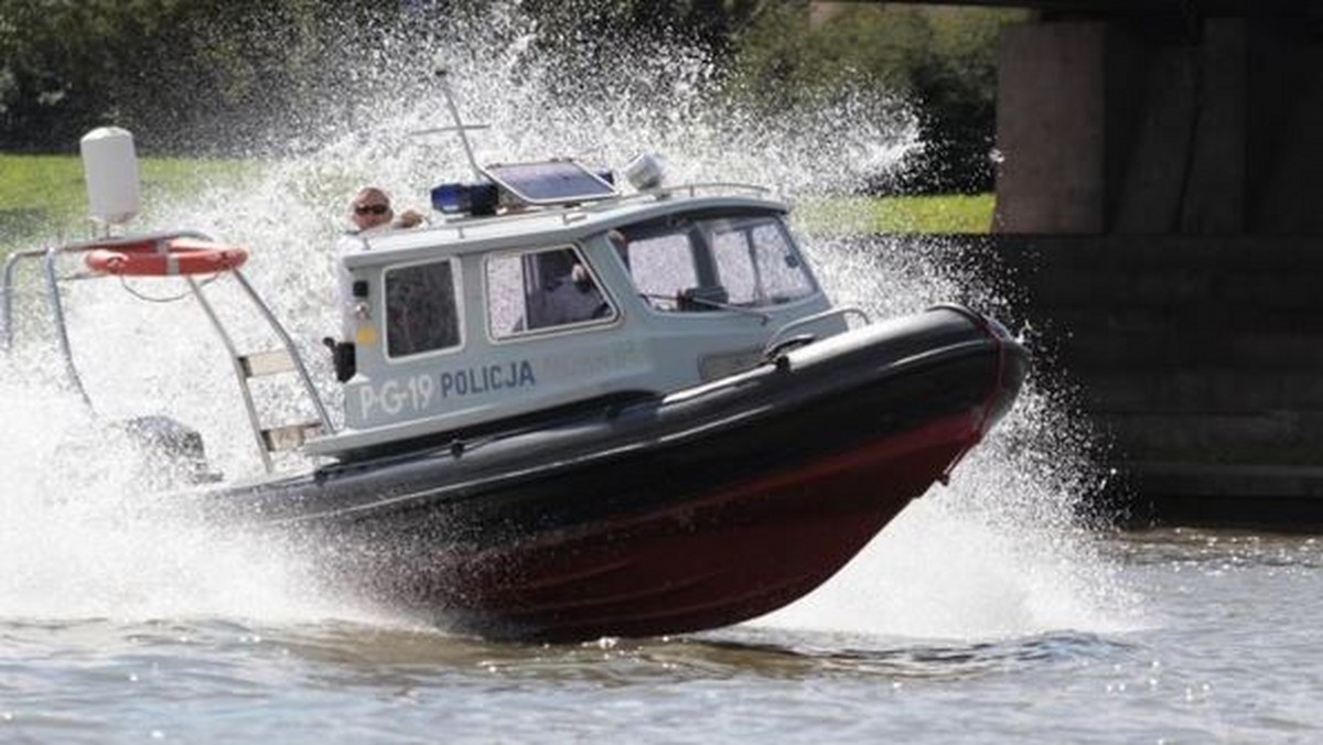 Policjanci z komisariatu wodnego policji w Krakowie uratowali dwie osoby: tonącą kobietę i mężczyznę, który ruszył jej z pomocą, ale opadł z sił w starciu z nurtem rzeki.