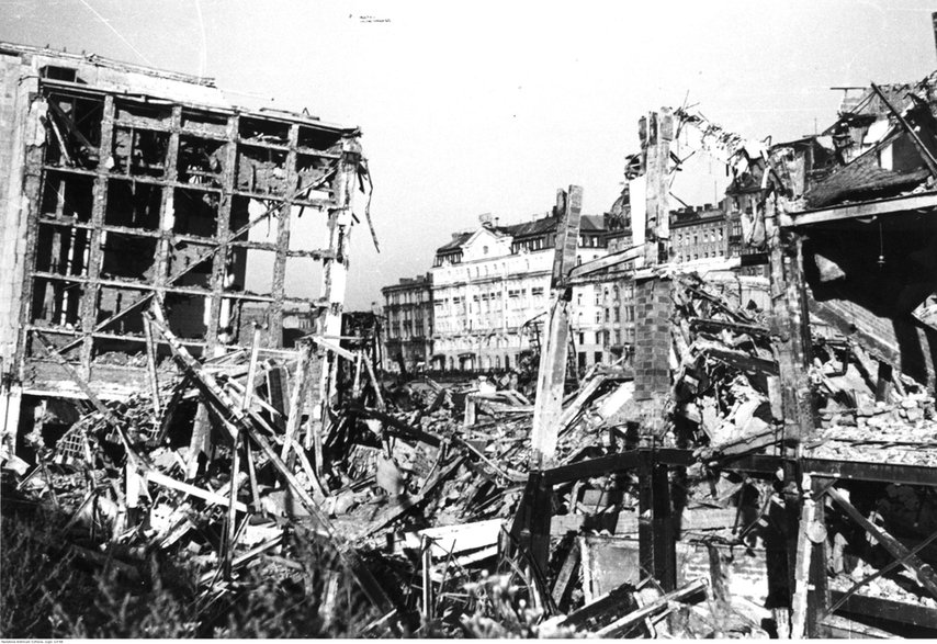 Warszawa, 1945 r. Ruiny Dworca Głównego. Widoczne budynki południowego fragmentu pierzei Al. Jerozolimskich