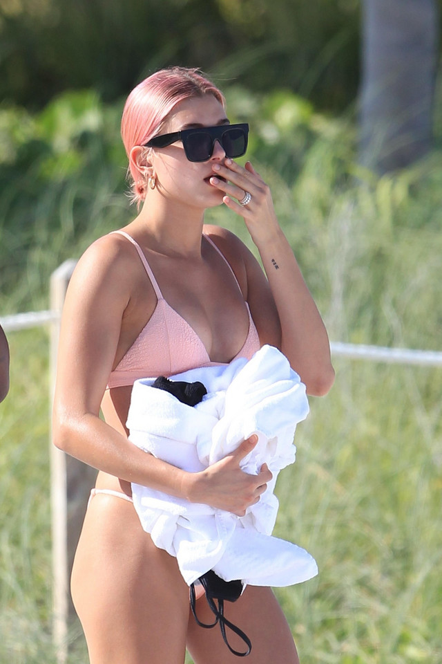 Hailey Baldwin na plaży w Miami