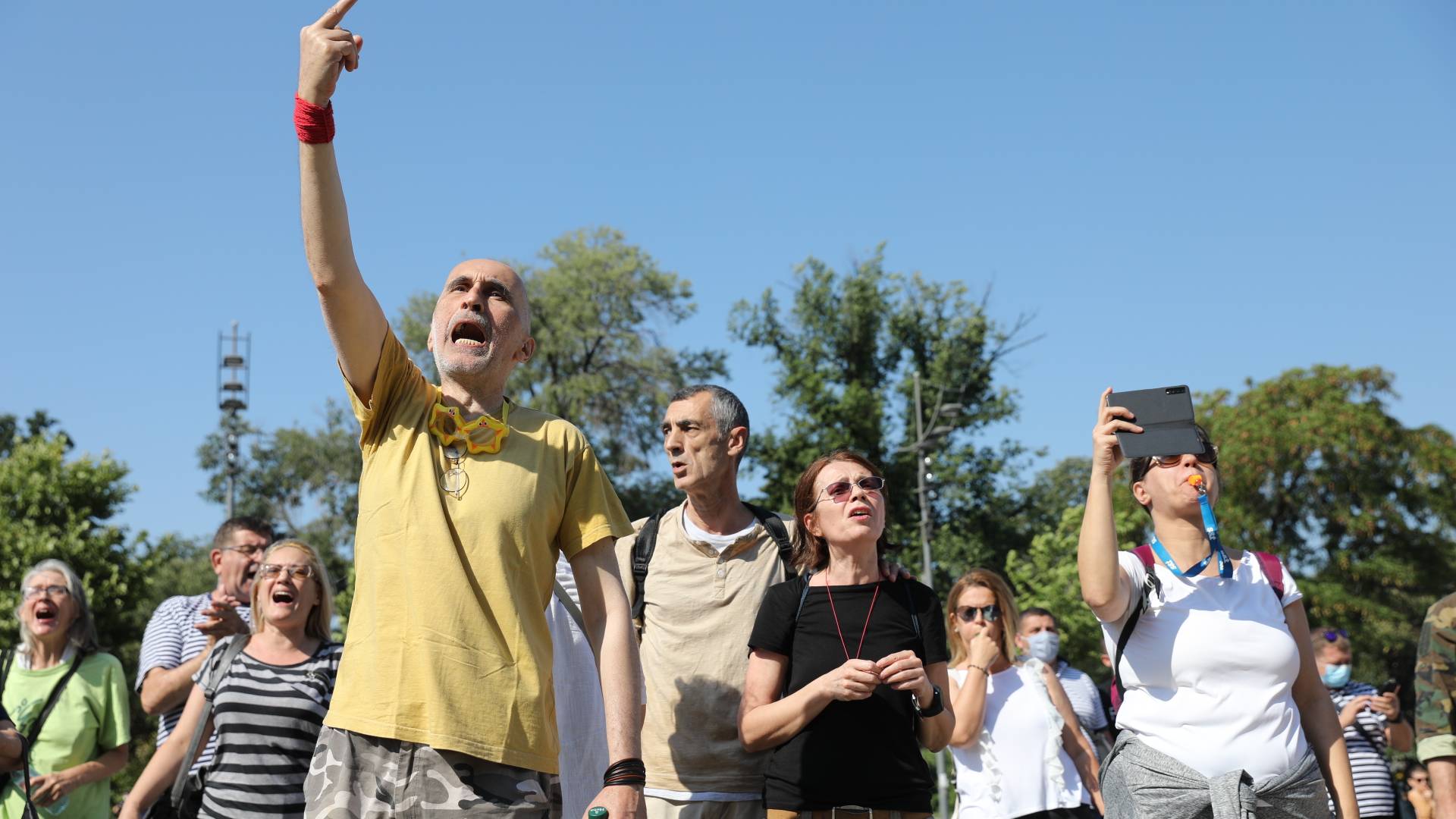 Skupština nije ni počela da zaseda, a već cirkus: Pale prve kazne i hapšenja, a lete jaja i paradajz