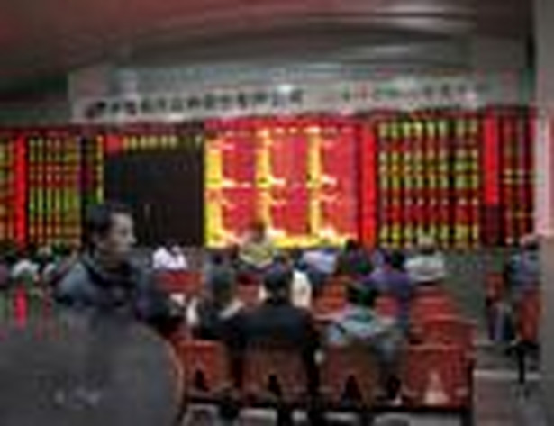 Chińscy inwestorzy obserwują notowania giełdowe w Szanghaju
