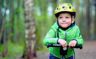 Kask obowiązkowy dla dzieci? Rząd szykuje zmiany dla rowerzystów i użytkowników hulajnóg