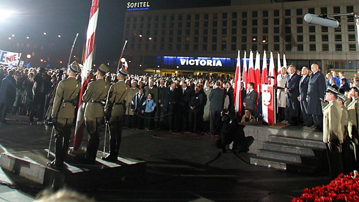 Uroczystości związane z przystąpieniem Polski do Unii Europejskiej w nocy z 30 kwietnia na 01 maja 2004 r. na Placu Piłsudskiego w Warszawie