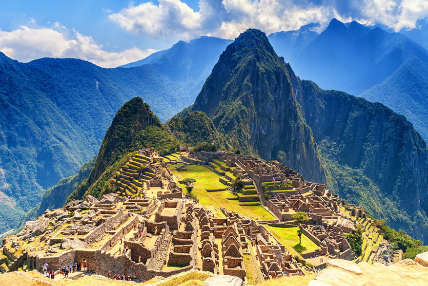 Ruiny miasta Inków leżą między górami Huayna Picchu i Machu Picchu - monthss/stock.adobe.com