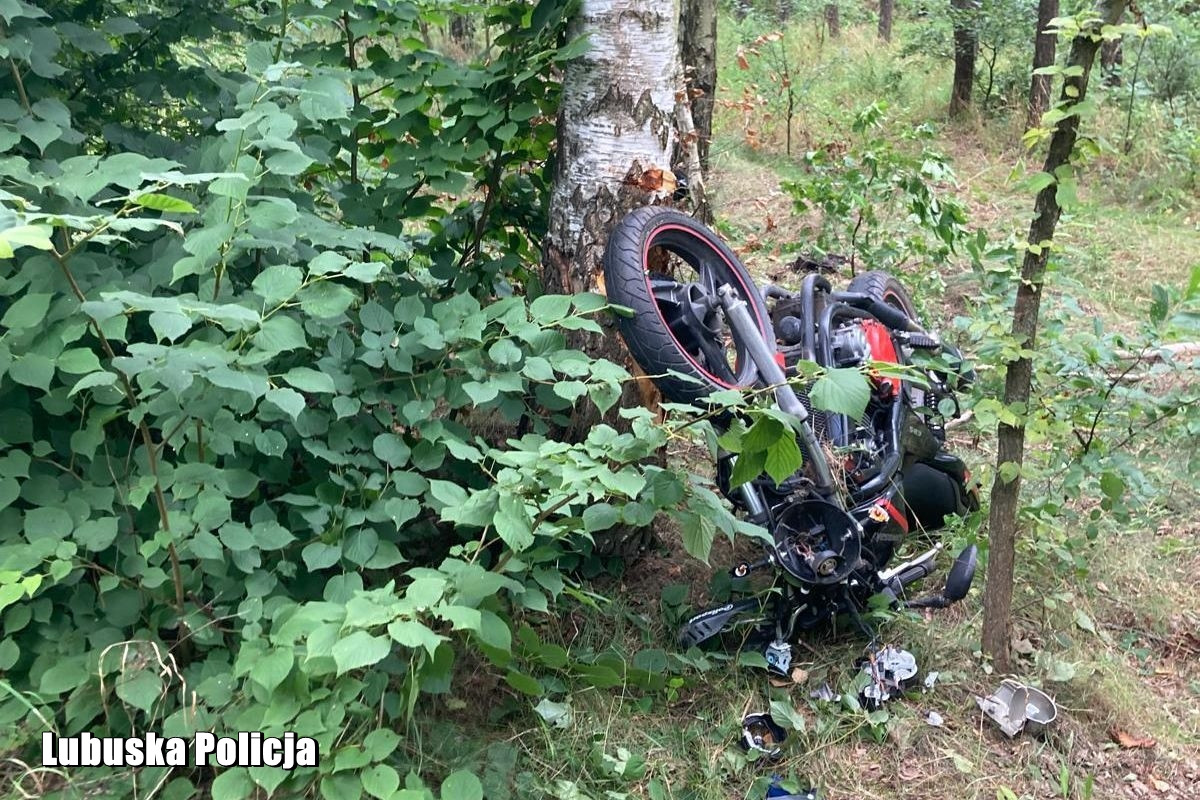18-letni motocyklista i jego pasażer walczą o życie. Zderzyli się z drzewem