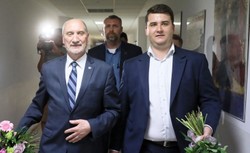 Macierewicz i Misiewicz znowu razem. Na sympozjum dotyczącym bezpieczeństwa Polski