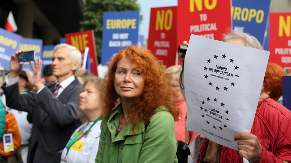 Ewa Siedlecka na manifestacji przed przedstawicielstwem Komisji Europejskiej w Warszawie, 26.06.2018.