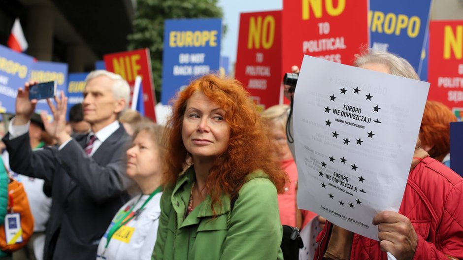 Ewa Siedlecka na manifestacji przed przedstawicielstwem Komisji Europejskiej w Warszawie, 26.06.2018.