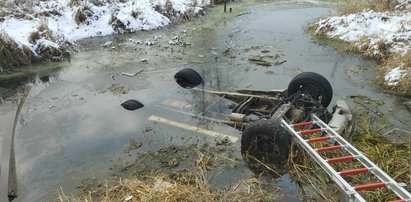 Koszmarny wypadek koło Bielska Podlaskiego. Auto dachowało w lodowatej rzece